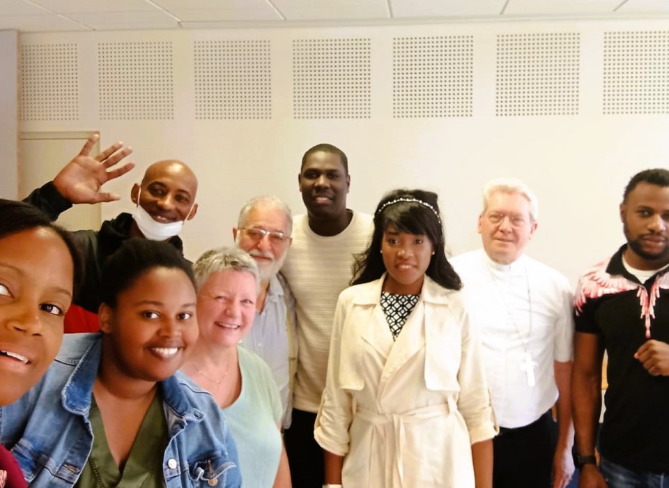 Mgr Jacques Benoit-Gonnin et les Young Caritas