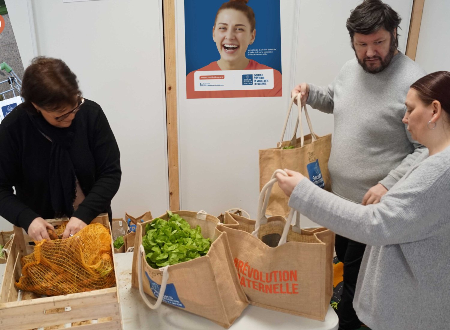 Les bénévoles préparent les paniers solidaires